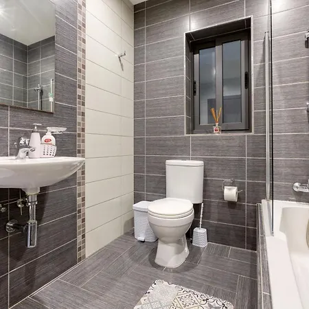 A Comfy 2br With Balcony Views In By 360 Estates *