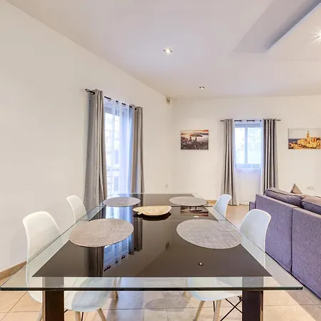 A Comfy 2br With Balcony Views In By 360 Estates *