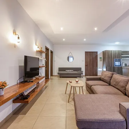 Apartamento A Comfy 2br With Balcony Views In By 360 Estates