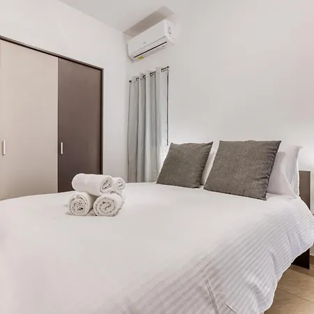 Lejlighed A Comfy 2br With Balcony Views In By 360 Estates