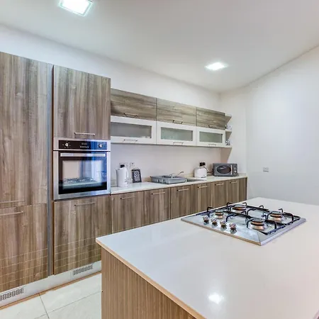 A Comfy 2br With Balcony Views In By 360 Estates Kalkara