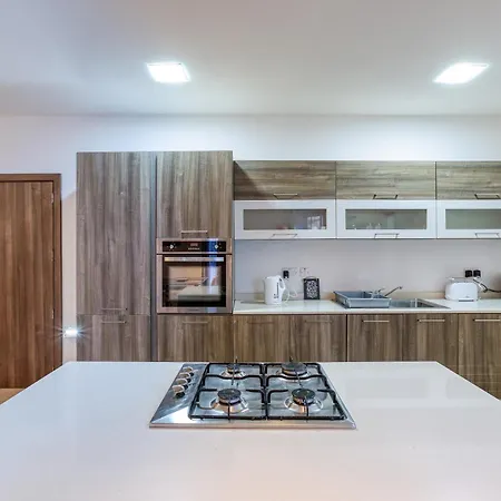 A Comfy 2br With Balcony Views In By 360 Estates Apartamento