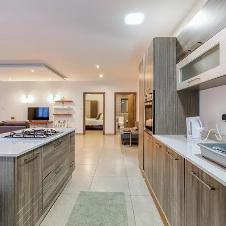 Apartamento A Comfy 2br With Balcony Views In By 360 Estates