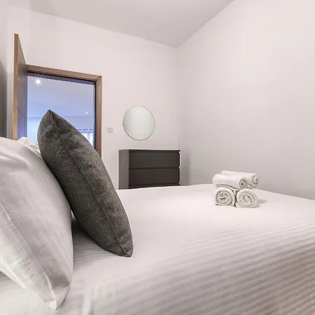 Lejlighed A Comfy 2br With Balcony Views In By 360 Estates *