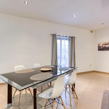 A Comfy 2br With Balcony Views In By 360 Estates Apartamento