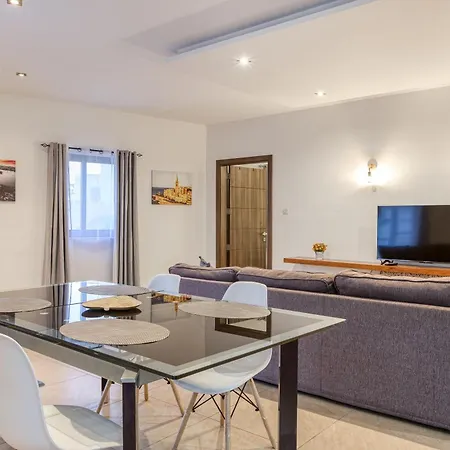 Apartamento A Comfy 2br With Balcony Views In By 360 Estates Kalkara