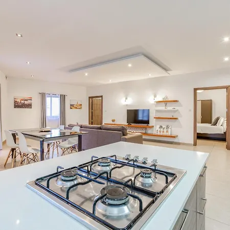 A Comfy 2br With Balcony Views In By 360 Estates * Kalkara