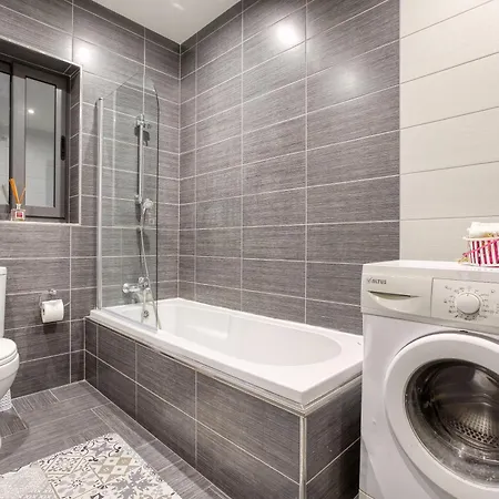 Lejlighed A Comfy 2br With Balcony Views In By 360 Estates *
